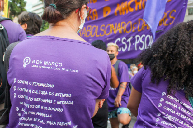 Manifestantes no Dia Internacional da Mulher, no centro do Rio de Janeiro, em 2022. Foto por: Jaqueline Suarez