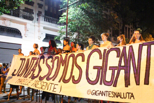"Juntas, somos gigantes", dizia faixa carregada por mulheres com pena de pau. Foto por: Jaqueline Suarez