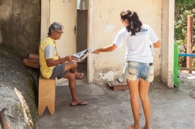 Michele Silva distribuindo o jornal de beco em beco da favela da Rocinha. Foto: Kita Pedroza