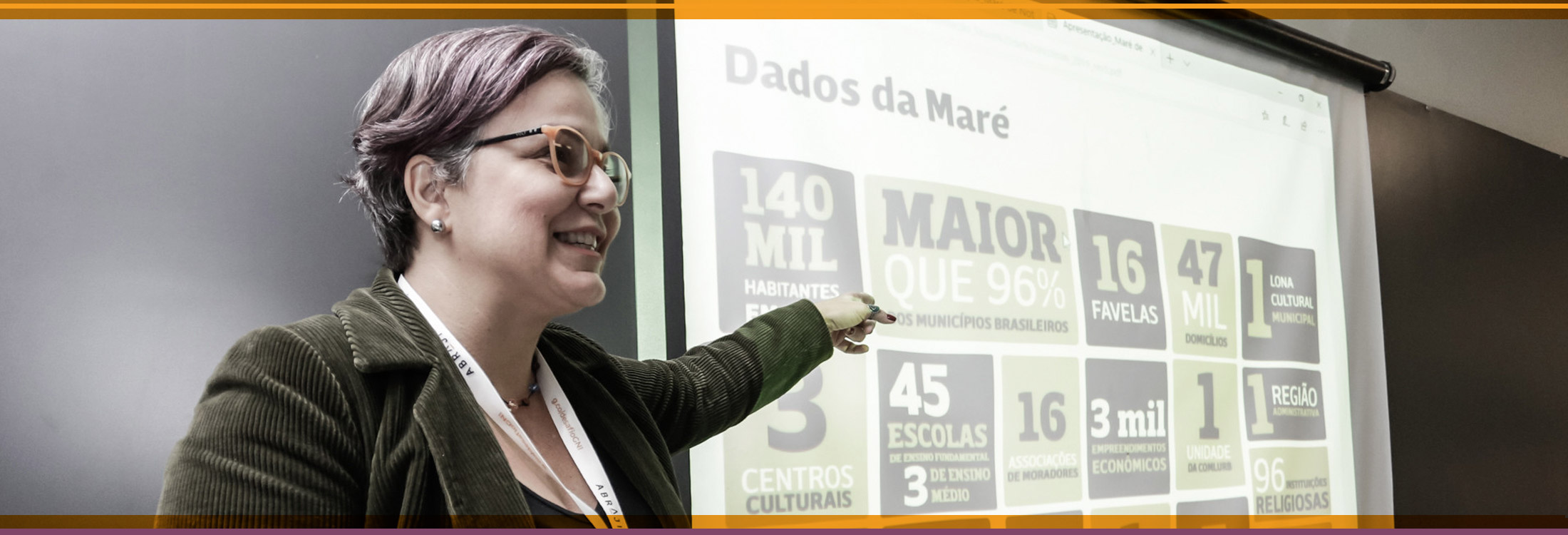 Dani Moura, editora do jornal, em apresentação do projeto do Maré de Notícias.