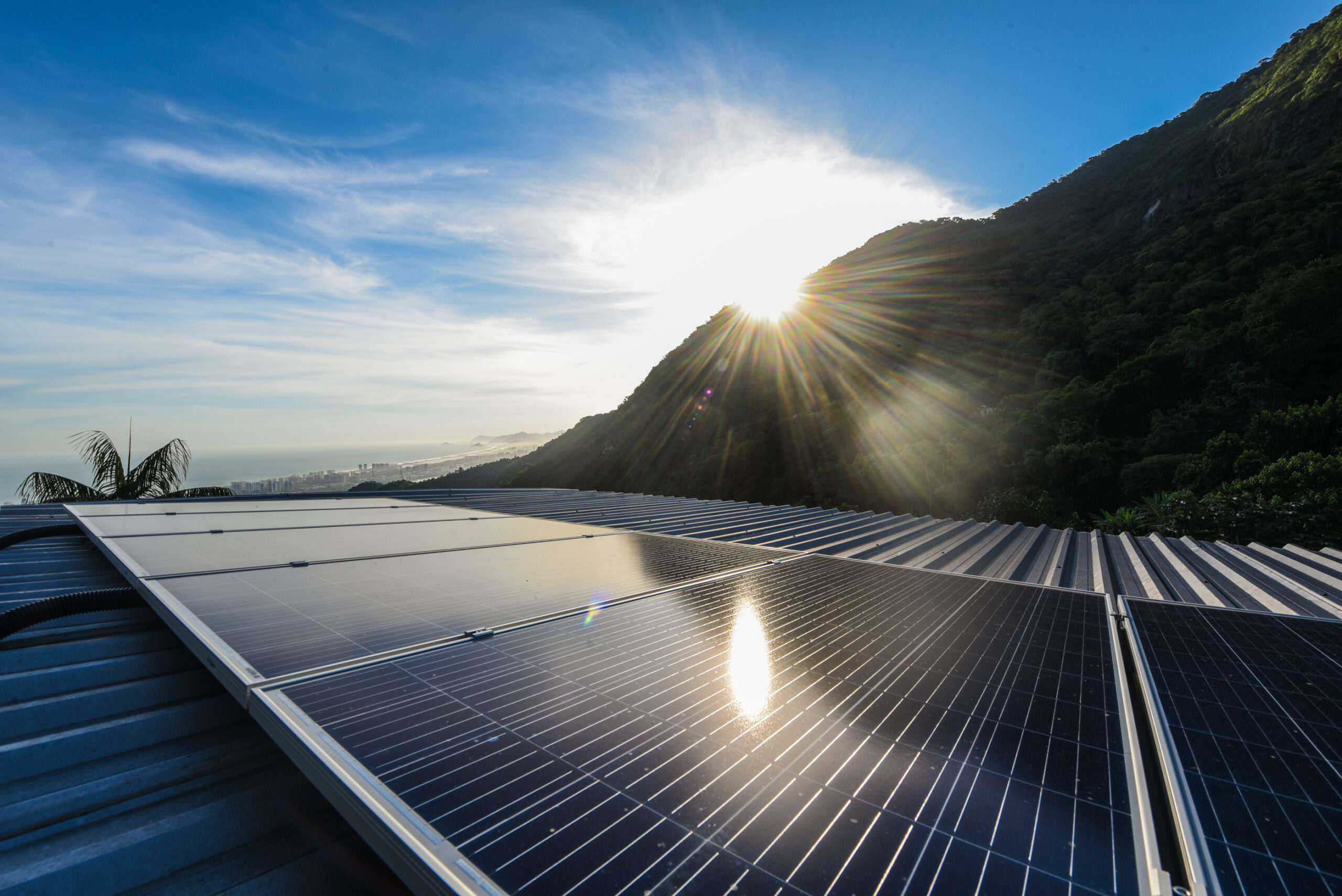 Os painéis solares foram instalados no telhado da sede da Cooperativa Vale Encantado. Foto: Douglas Dobby