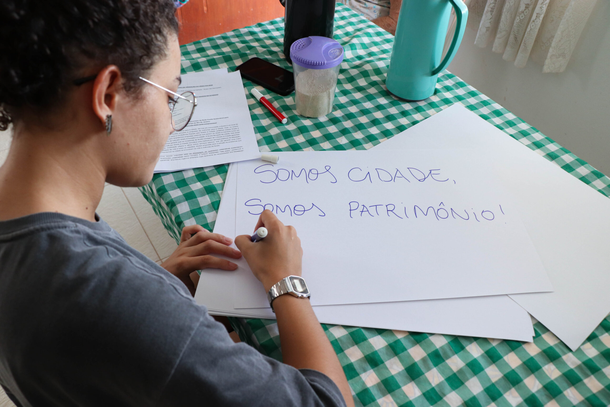 Cartolina usada na dinâmica de grupos sobre a mesa, onde se lê 'Somos Cidade, Somos Patrimônio'. Foto: Alexandre Cerqueira
