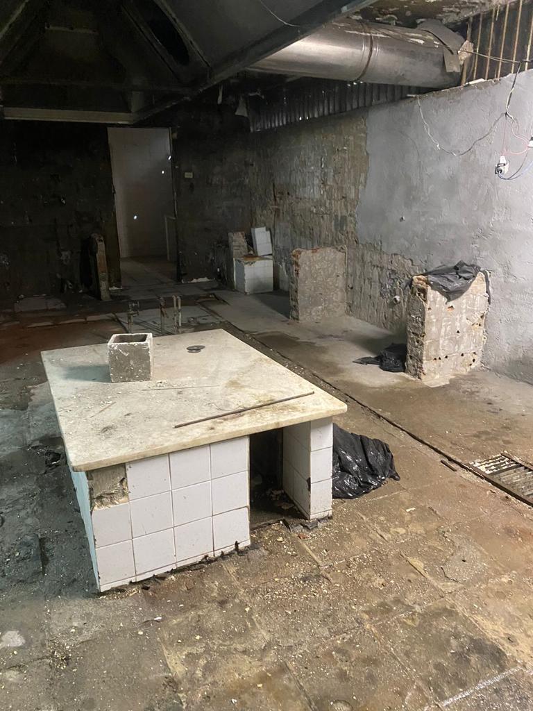 Cozinha do refeitório do CIEP Gustavo Capanema com aspecto de abandonada, devido às obras paradas na escola.