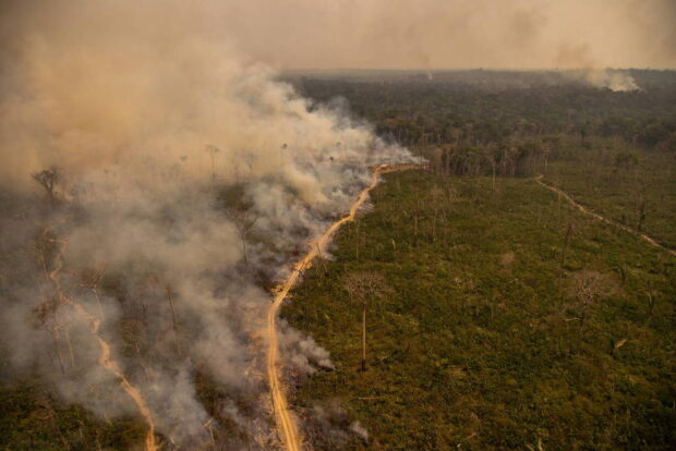 Floresta Amazônica em chamas perto do Rio Branco, em Porto Velho, Rondônia. Foto: Christian Braga/Greenpeace
