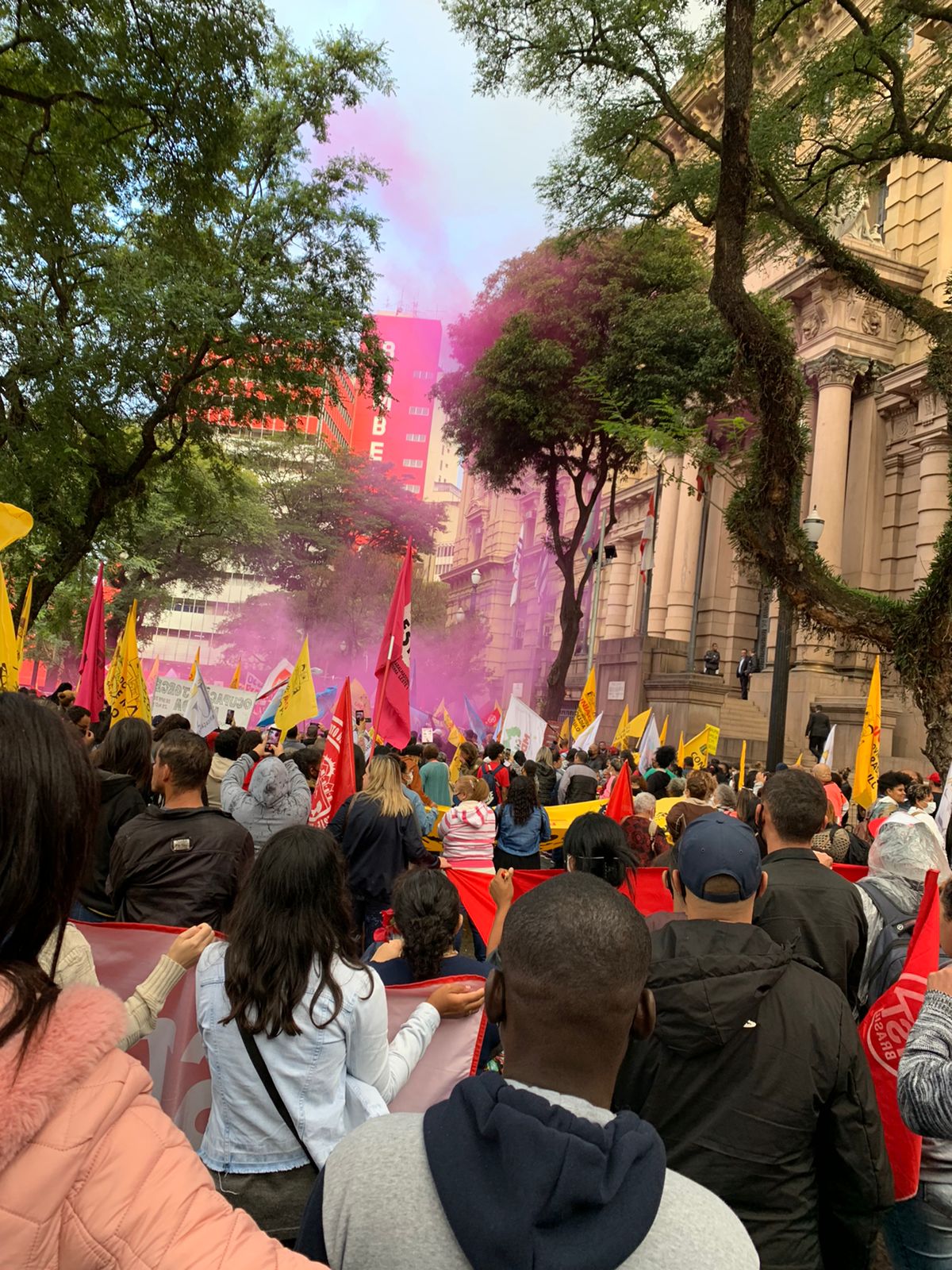 A Conferência Popular pelo Direito à Cidade foi iniciada com uma marcha pelas ruas do centro de São Paulo em defesa do direito à cidade e à moradia.