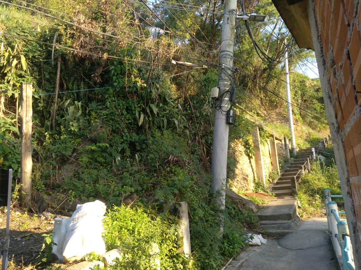 Caminho entre Pedacinho do Céu e Tanque, próximo à casa de Creuza, localidade ameaçada pelo rolamento iminente de pedras do topo da parte alta do Turano. Foto: Carla Regina