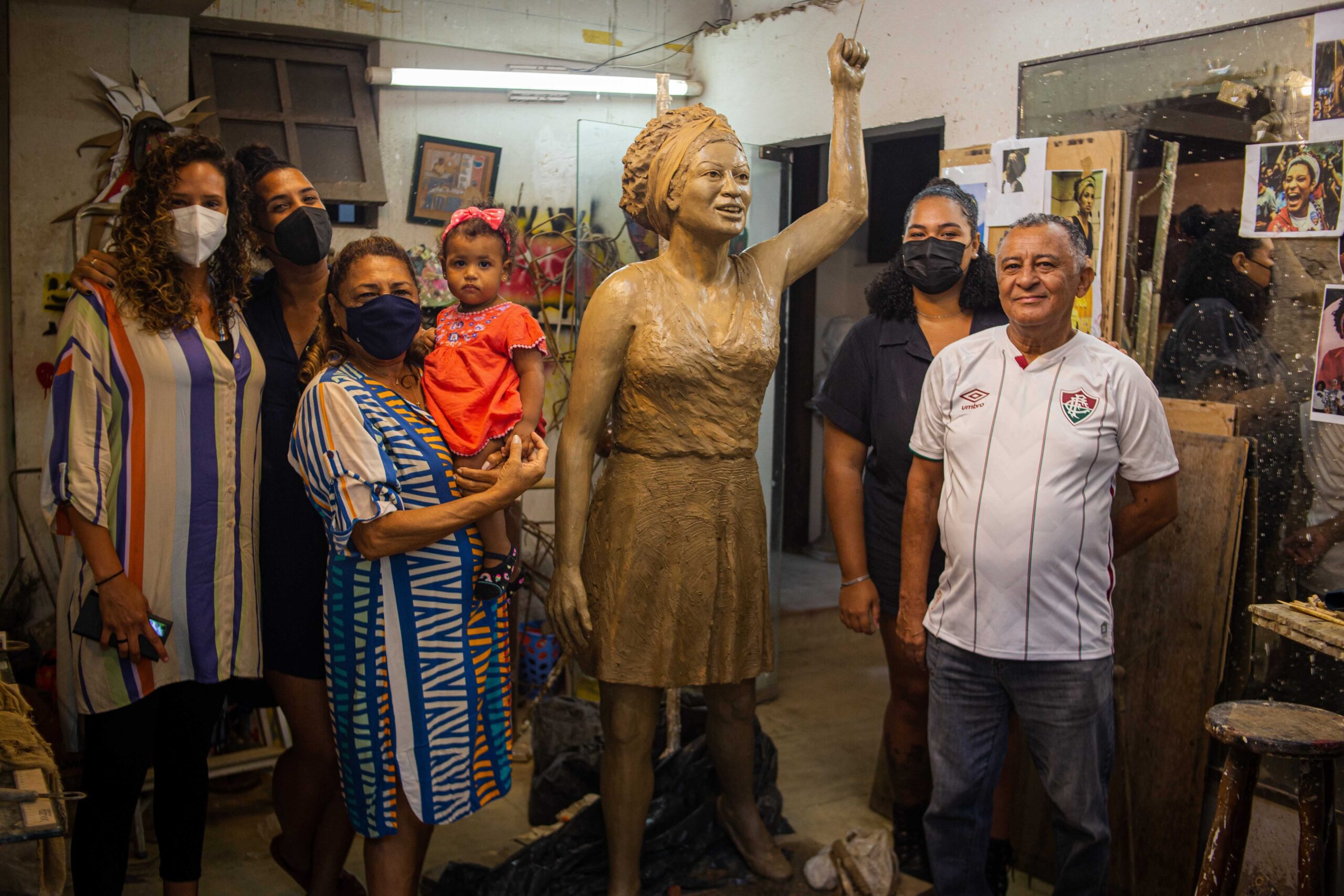Família de Marielle Franco no ateliê com estátua da vereadora. Foto: Instituto Marielle Franco