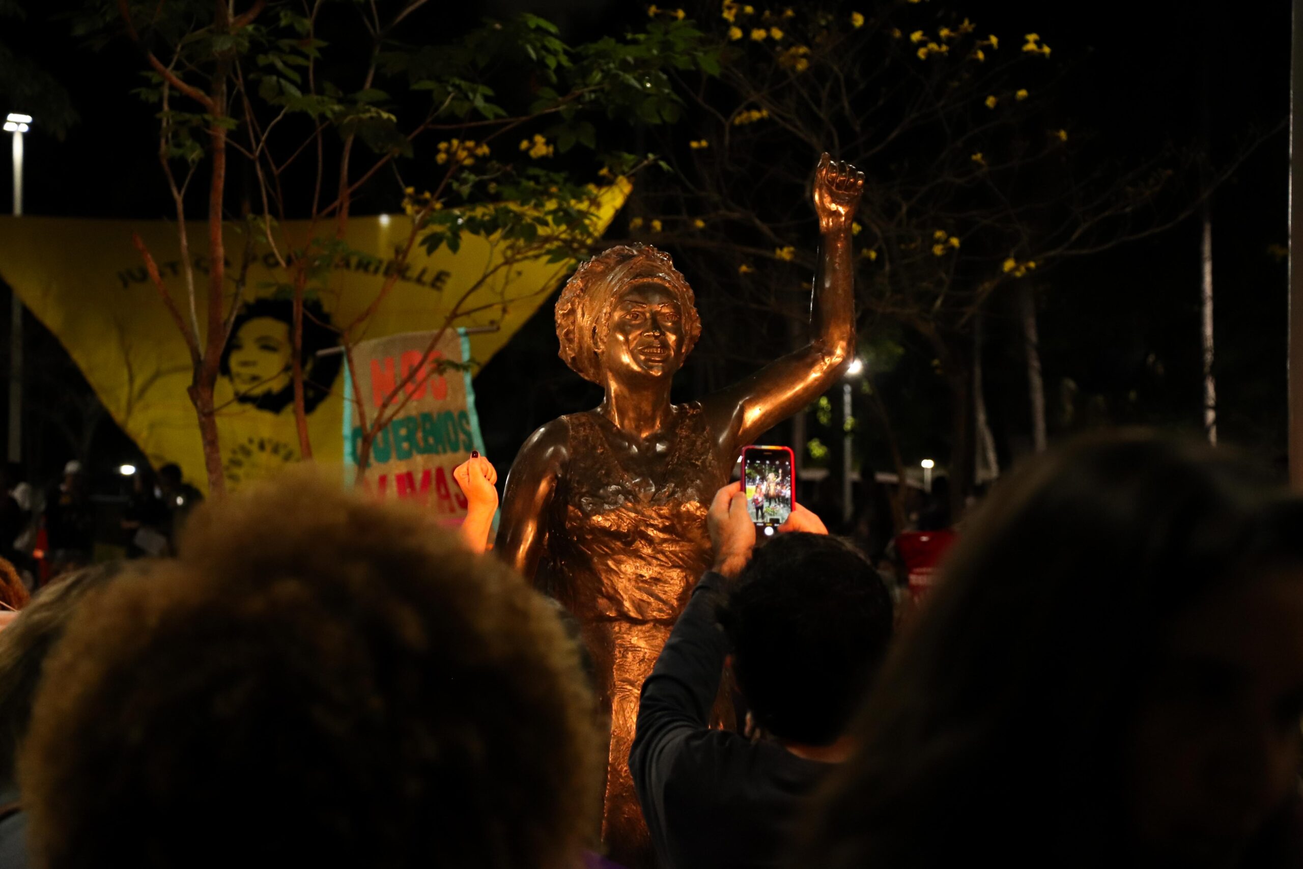 Estátua de Marielle Franco é iluminada pela primeira vez para o público no Buraco do Lume. Foto: Alexandre Cerqueira/ComCat
