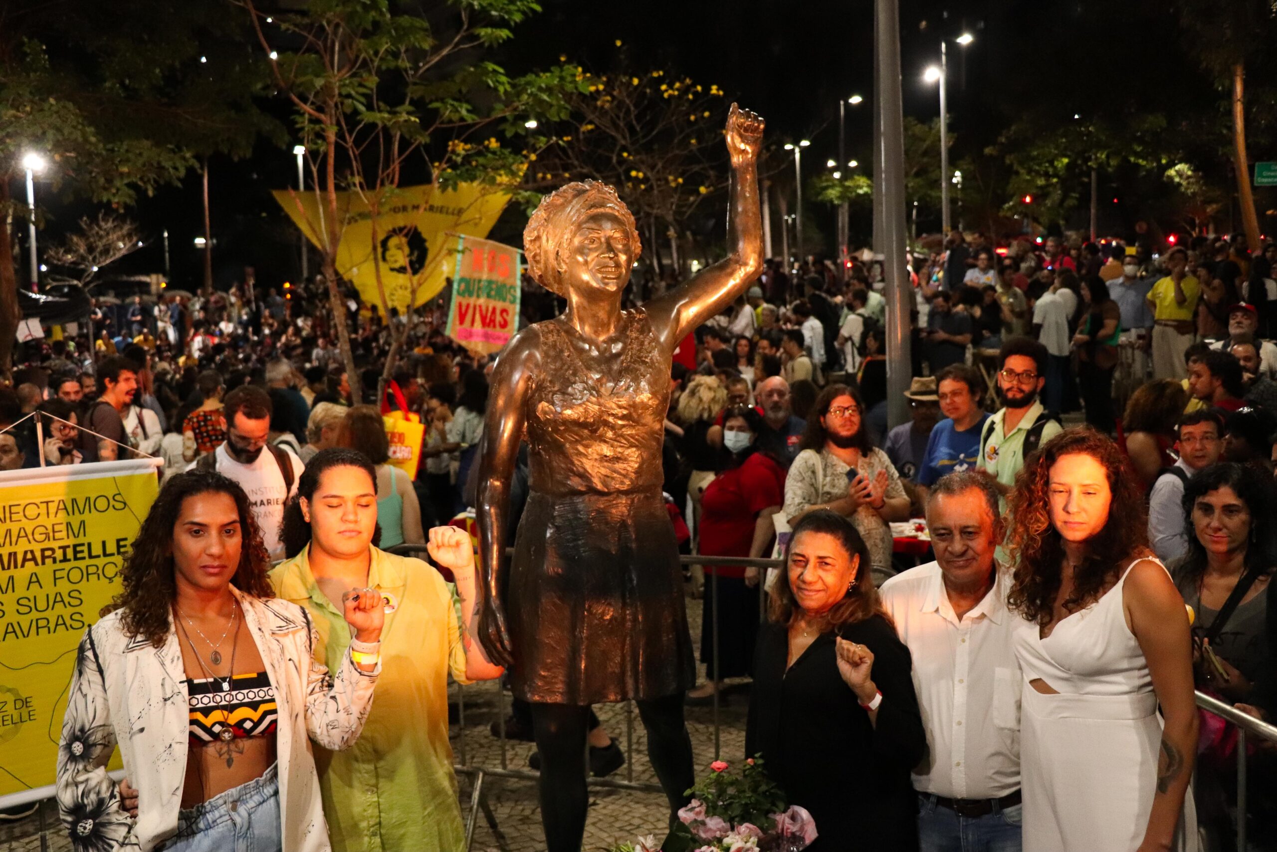 Família de Marielle Franco posa ao lado de sua estátua no final da cerimônia de inauguração do monumento, realizada no dia em que a vereadora completaria 43 anos. Foto: Alexandre Cerqueira/ComCat
