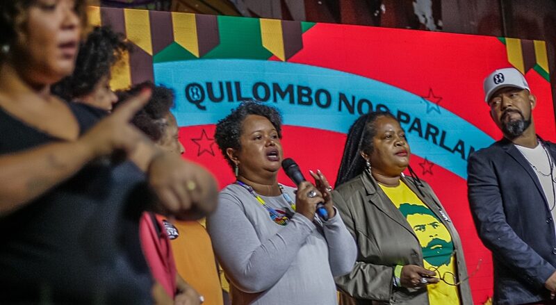 O lançamento da iniciativa Quilombo nos Parlamentos reuniu centenas de pessoas na Ocupação 9 de Julho, centro de São Paulo, com Mônica Oliveira ao centro. Foto: Elineudo Meira/Brasil de Fato.