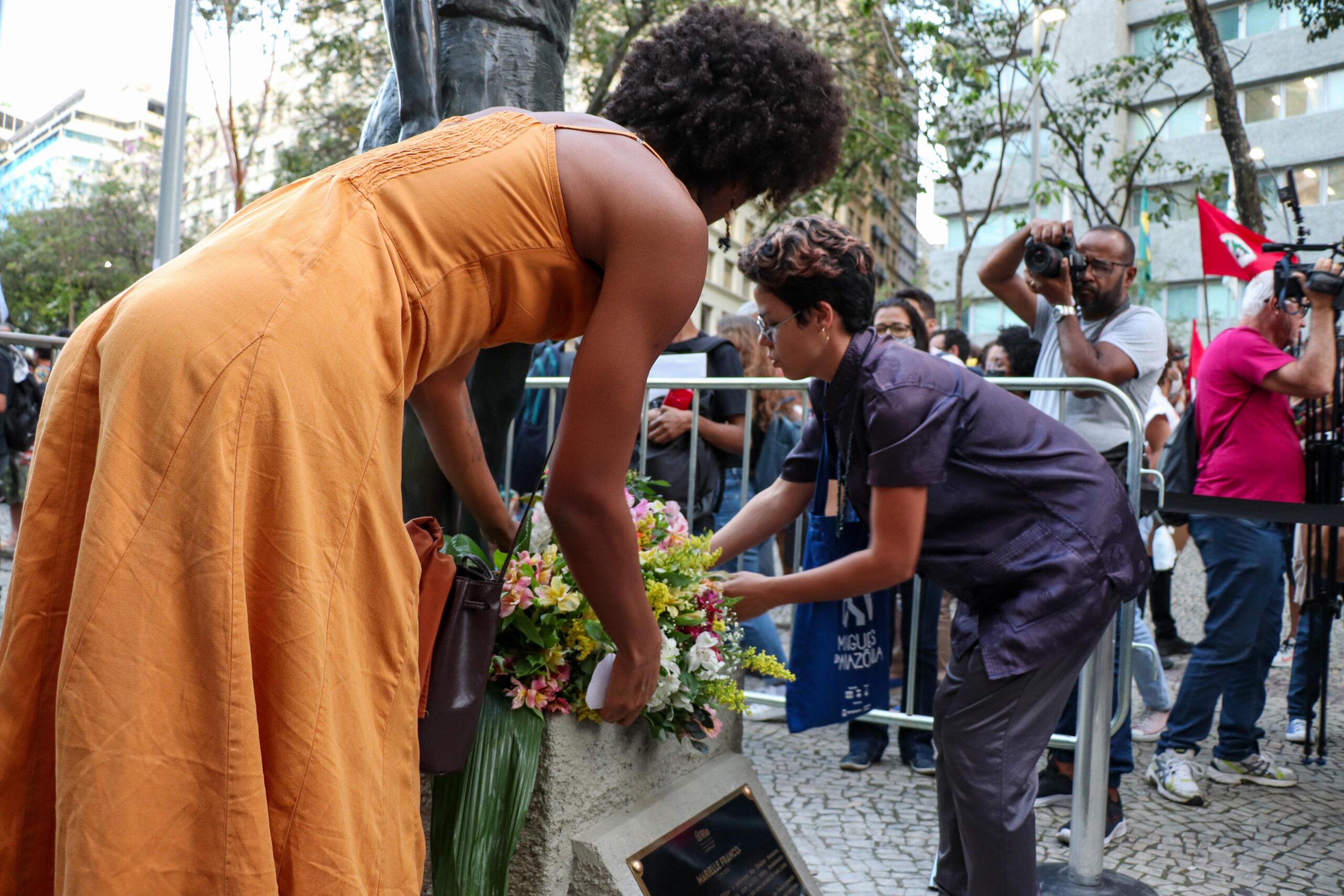 Mulheres colocam flores na estátua de Marielle Franco. Foto: Alexandre Cerqueira/ComCat