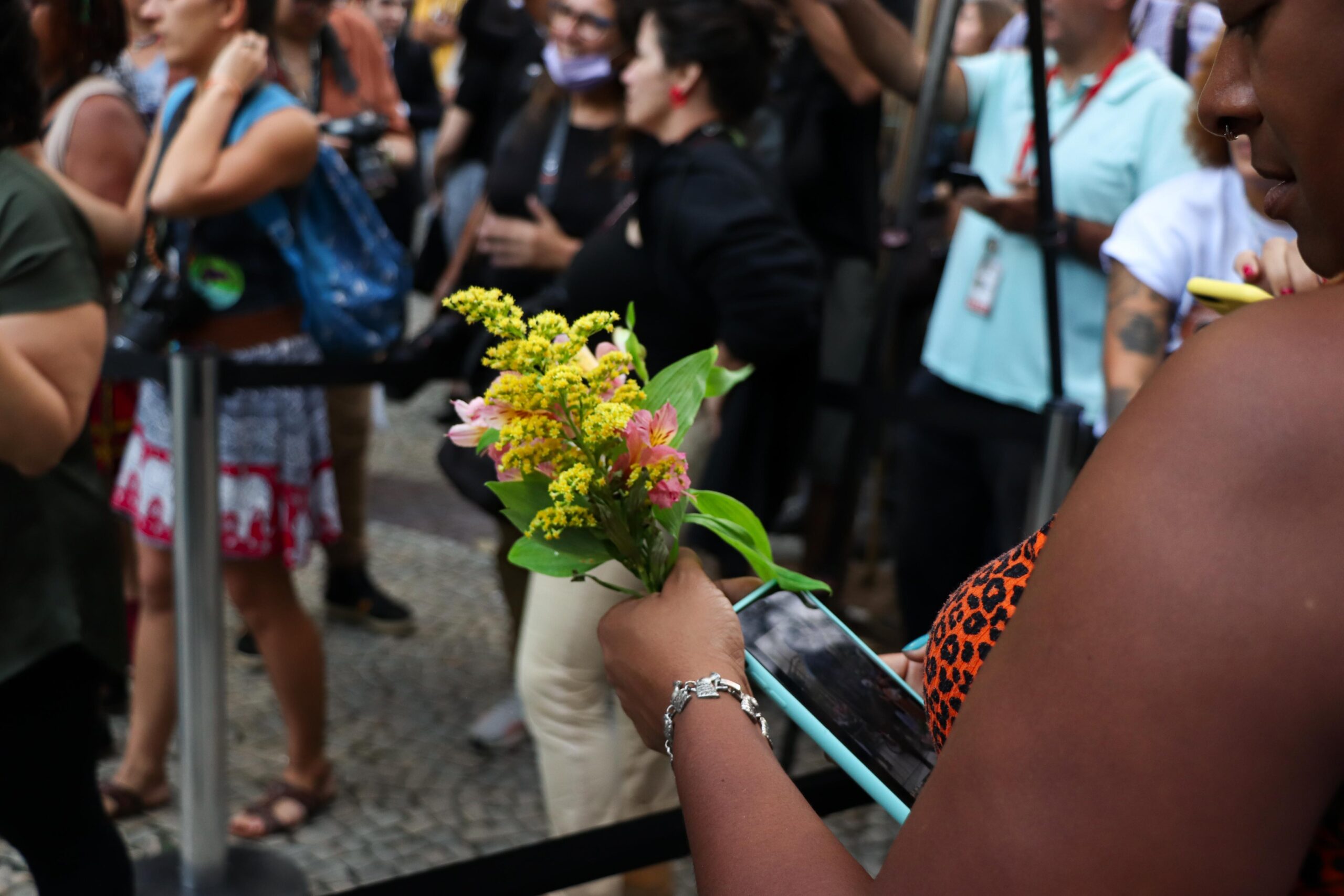 O público presente trouxe flores para depositar aos pés da estátua de Marielle em sua inauguração, em tributo à sua memória. Foto: Alexandre Cerqueira/ComCat