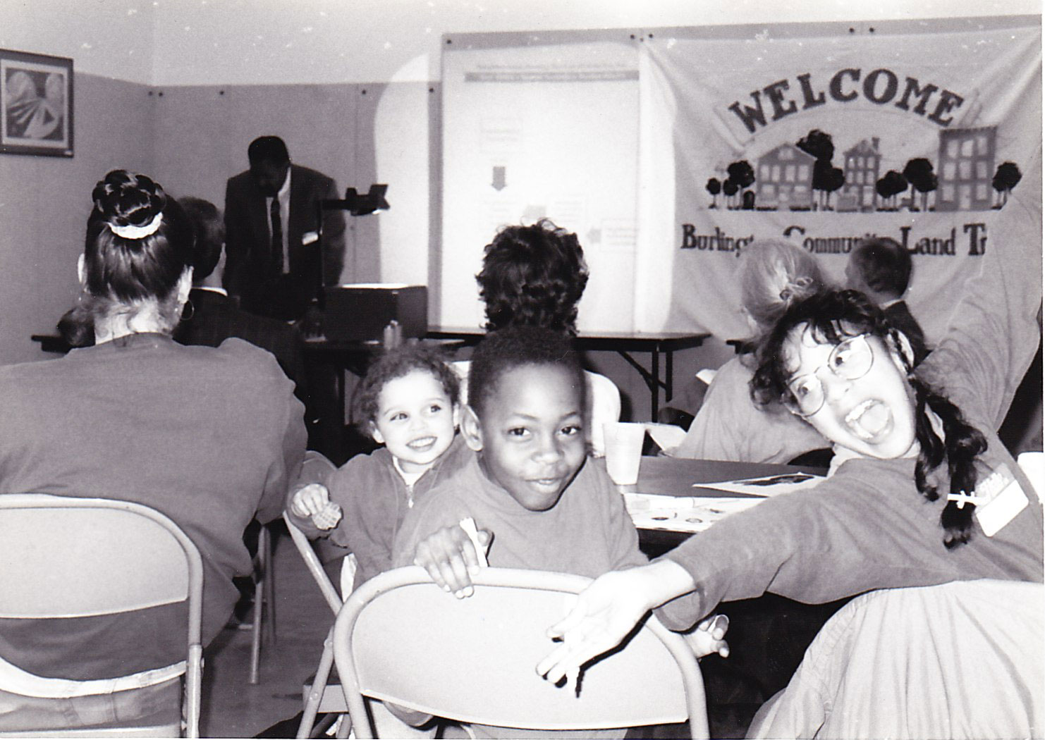 Reunião de moradores na construção do Burlington Community Land Trust, precursor do Champlain Housing Trust, na década de 1980. Foto: Champlain Housing Trust