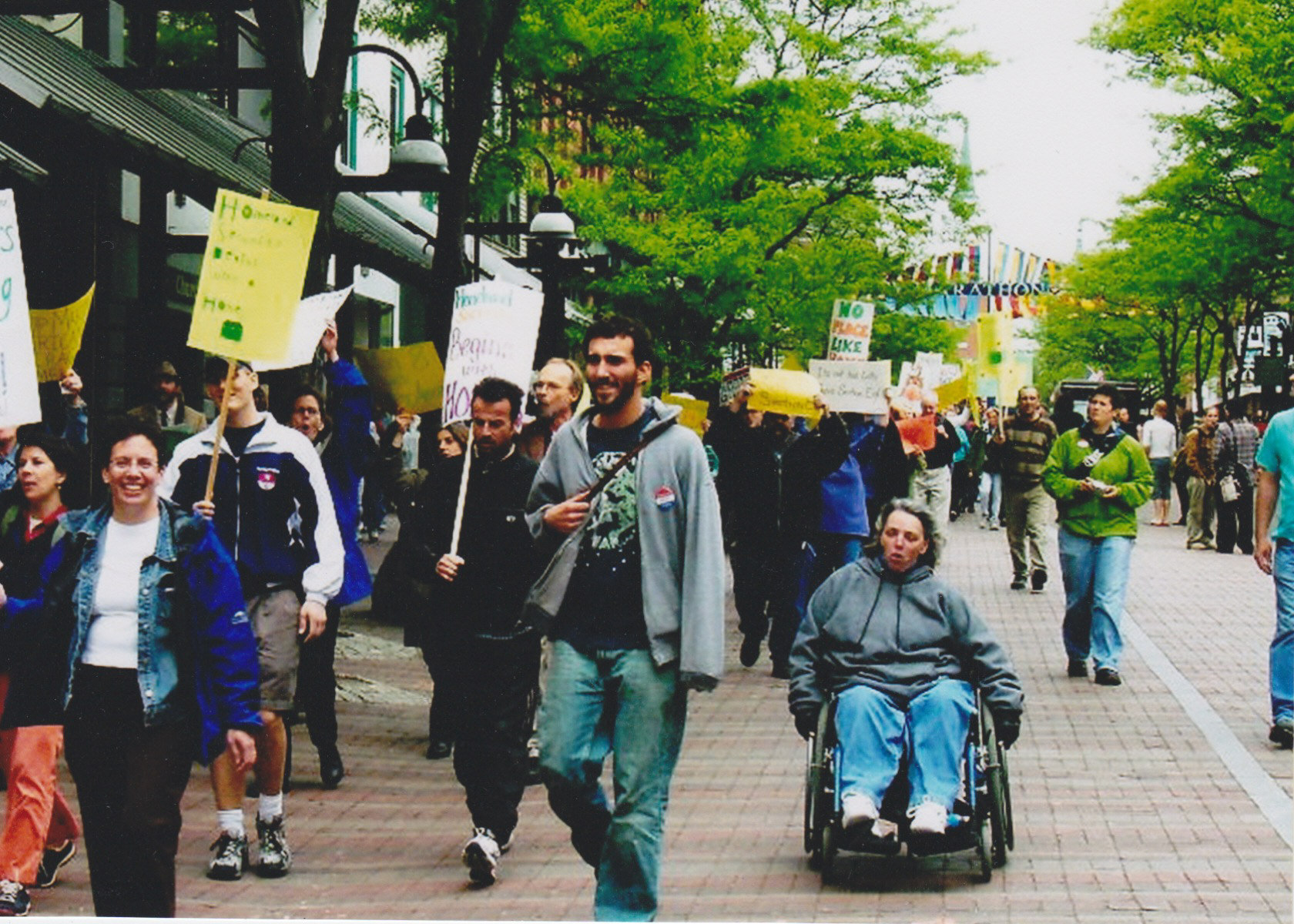 Na década de 1990, quando a prefeitura cortou recursos para o TTC, ativistas protestaram. Foto: Champlain Housing Trust