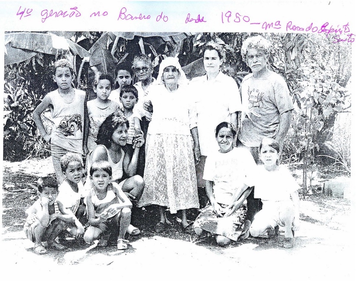 A fotografia reúne quatro gerações de moradores convivendo no Banhado. Ao centro está a matriarca Maria Rosa do Espírito Santo. Foto: Comissão de Moradores do Banhado, 2018.