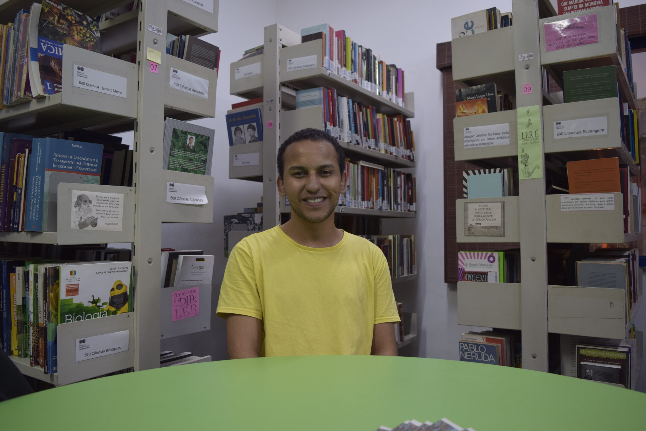 Lucas Feitoza na biblioteca Lima Barreto, Nova Holanda, Maré.