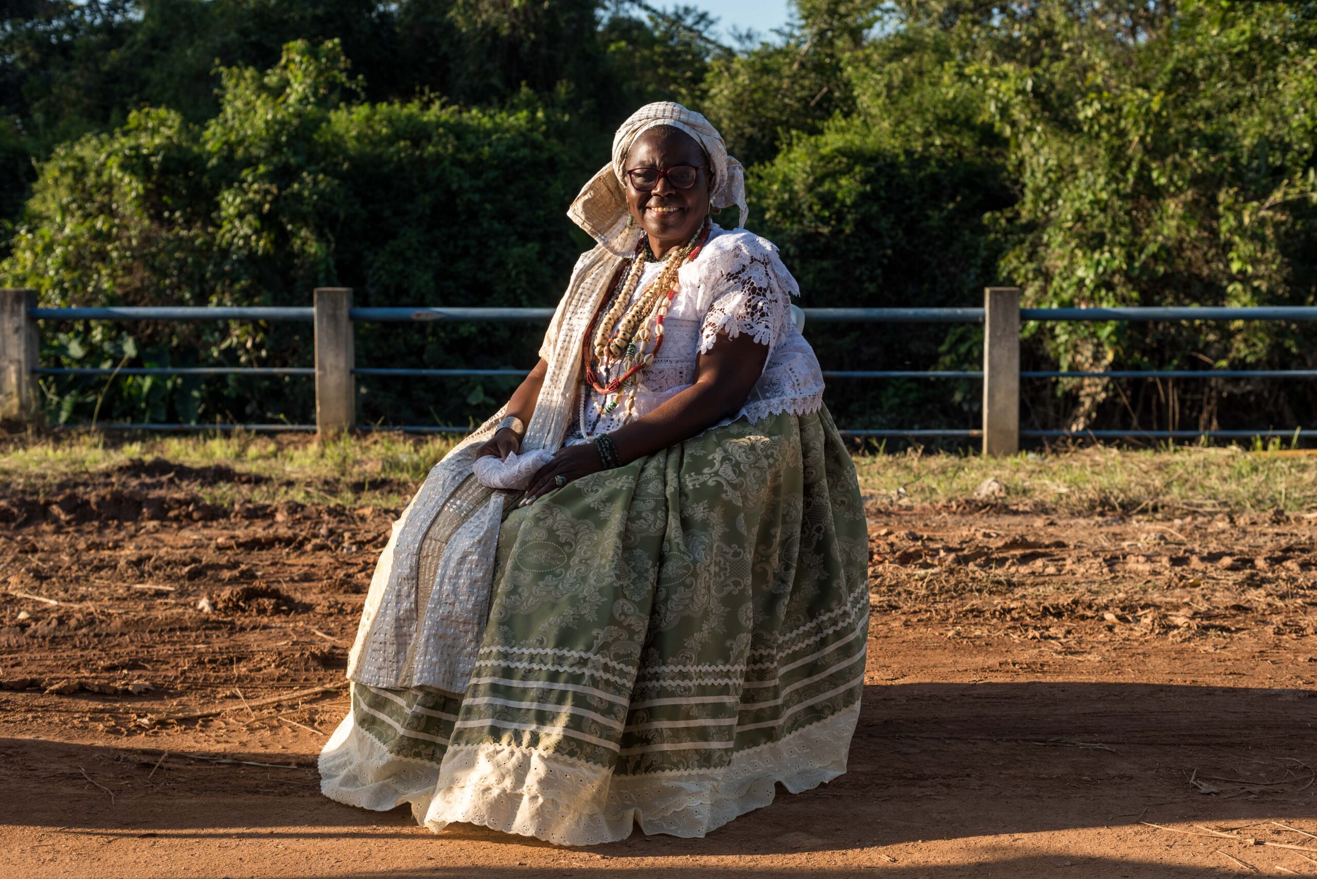 Mãe Luizinha de Nanã em frente ao Rio Piaí. Foto: Bárbara Dias/RioOnWatch
