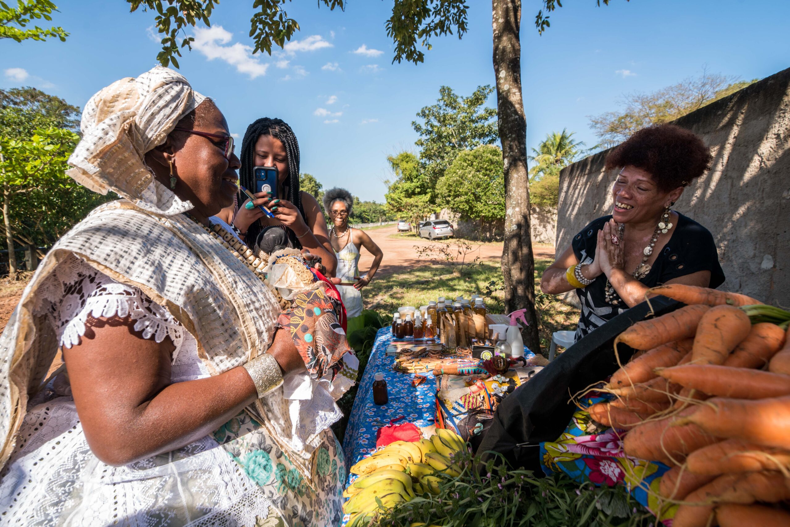 Mãe Luizinha de Nanã visita barraca de produtos orgânicos da Teia de Solidariedade da Zona Oeste. Foto: Bárbara Dias | RioOnWatch