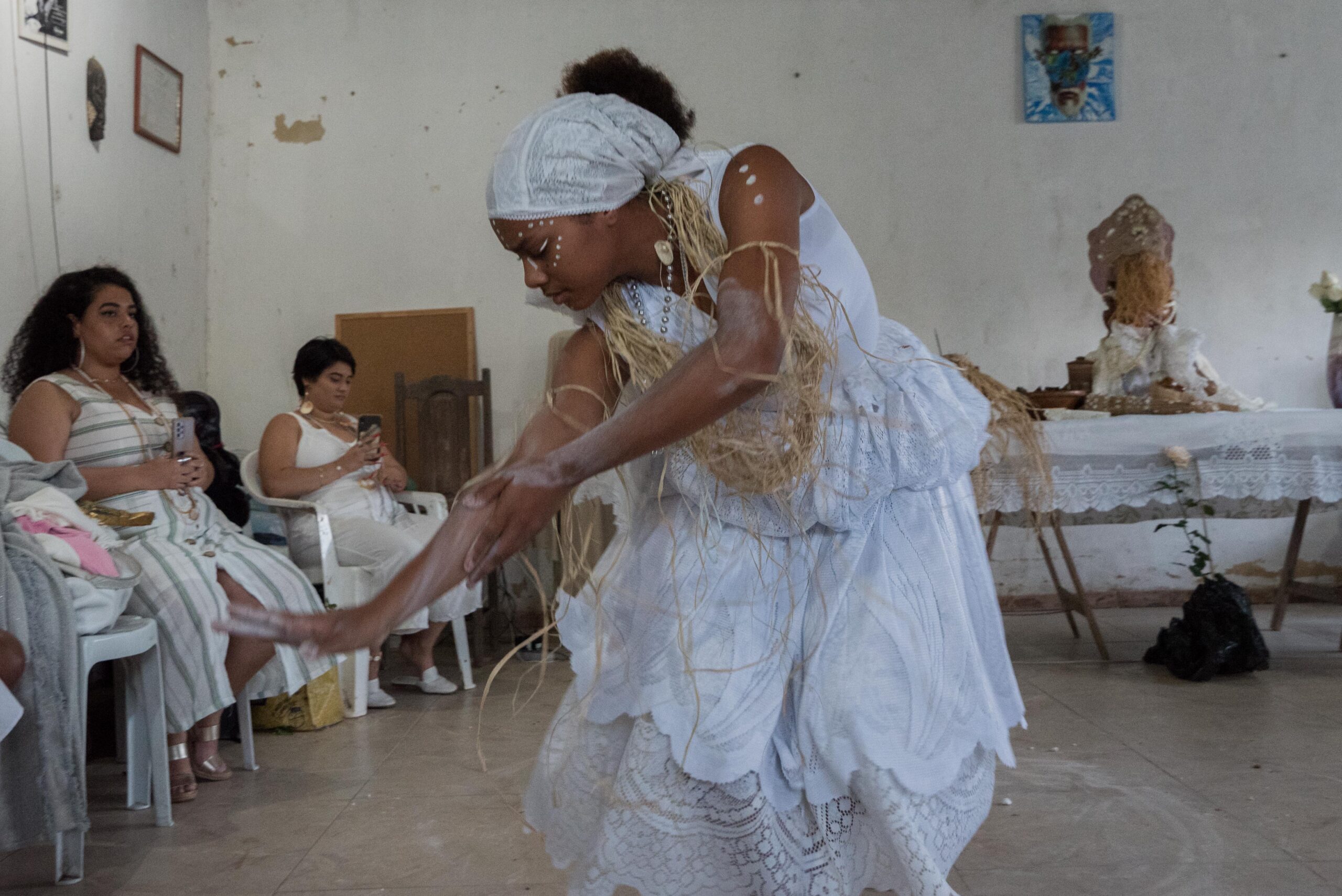 O balé de Louvação a Nanã (bailarina Ana Beatriz), foi uma das atrações artísticas que aconteceu no Terceiro Encontro do Jardim das Ervas Sagradas. Foto: Bárbara Dia/RioOnWatch