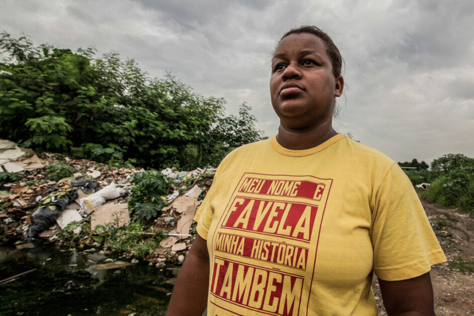 Camila Moradia vestindo camisa onde se lê 'Meu nome é favela, minha história também'. Foto: Pablo Vergara