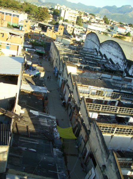 Favela Skol, parte do Complexo do Alemão, onde ficava a antiga fábrica da Cervejaria Skol, que foi ocupada pelos moradores. Foto: Camila Moradia