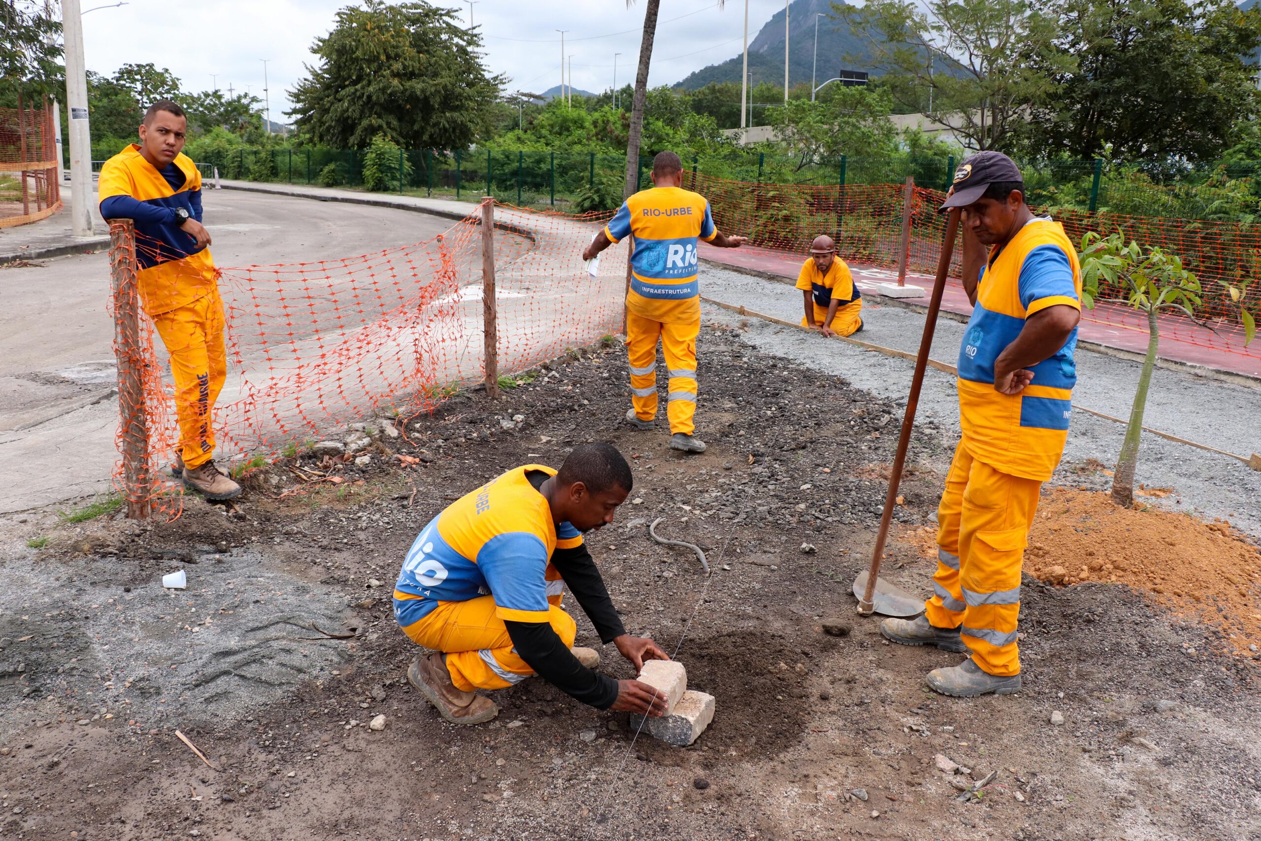 Funcionários da Rio-Urbe fazem medições para alinhar a construção da calçada. Foto: Alexandre Cerqueira