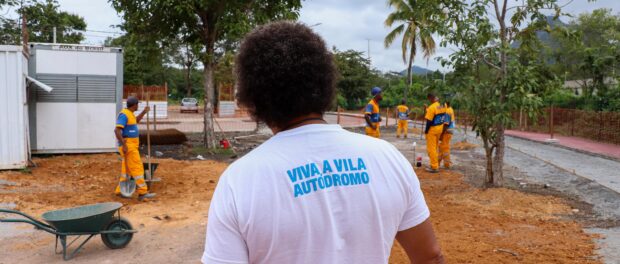 Luiz Claudio acompanha diariamente o andamento das obras na Vila Autódromo. Foto: Alexandre Cerqueira