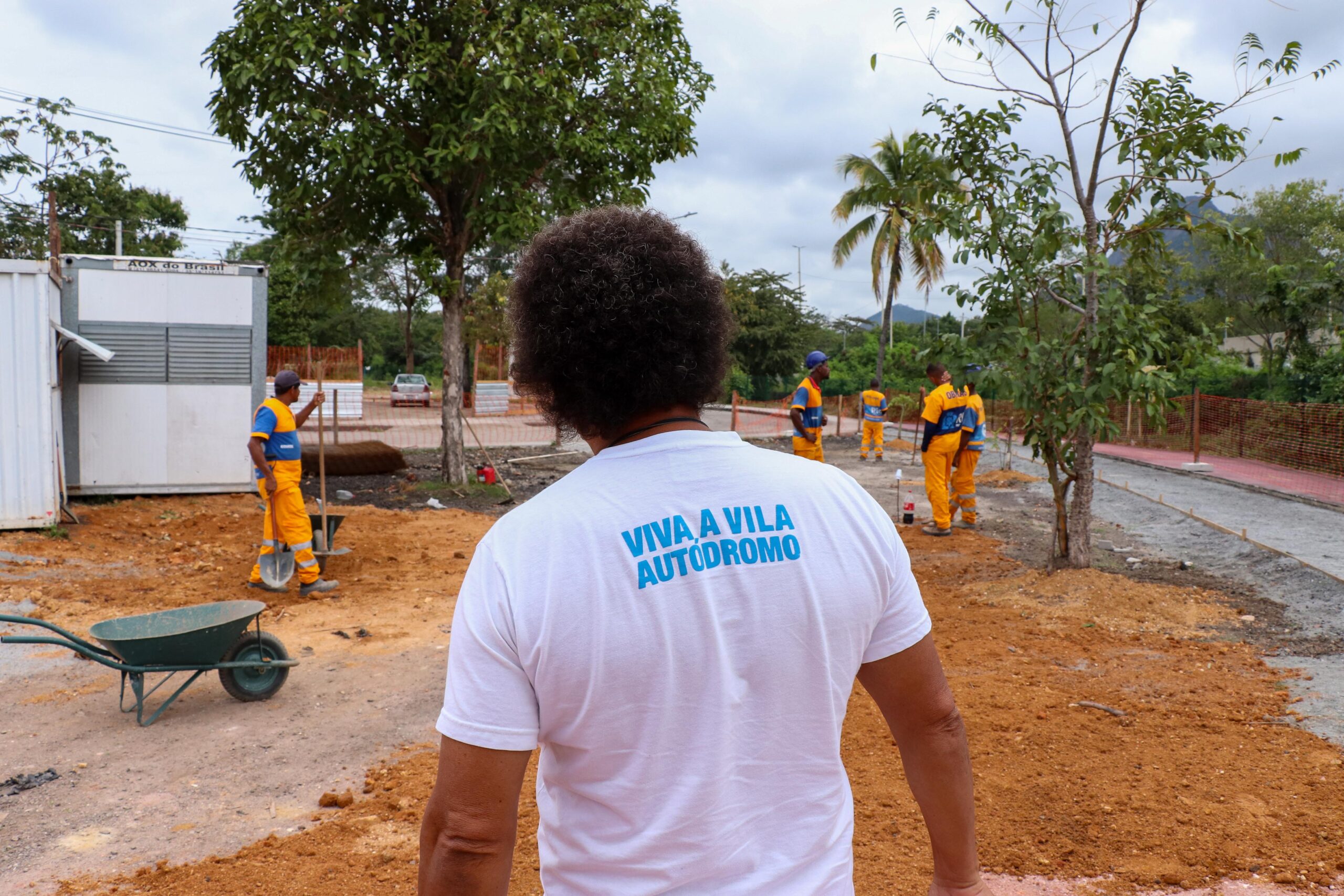 Luiz Cláudio acompanha diariamente o andamento das obras na Vila Autódromo. Foto: Alexandre Cerqueira