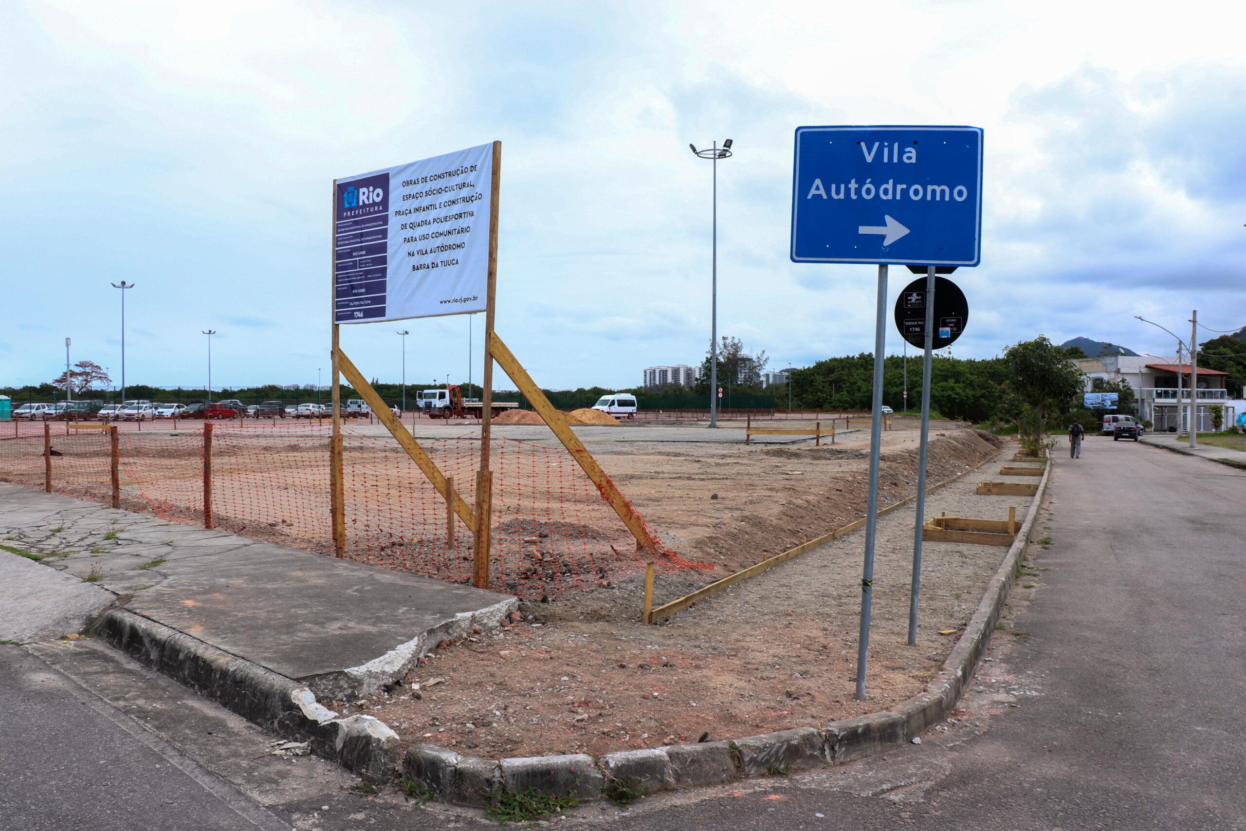 Placa das obras que estão sendo realizadas na comunidade da Vila Autódromo. Foto: Alexandre Cerqueira