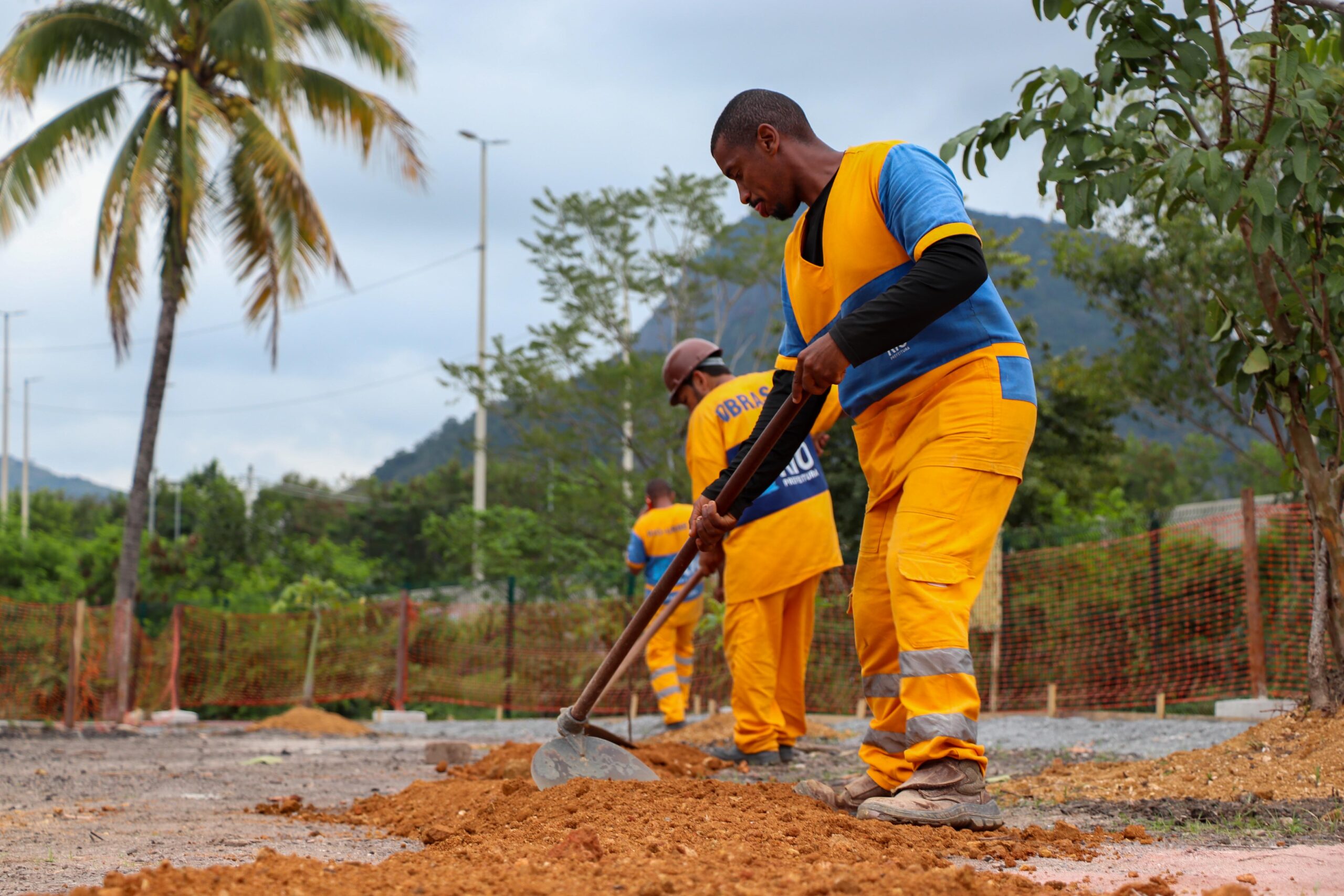 Trabalhadores da Empresa Municipal de Obras Públicas e Serviços (EMOP) preparam o solo que irá receber o concreto. Foto: Alexandre Cerqueira