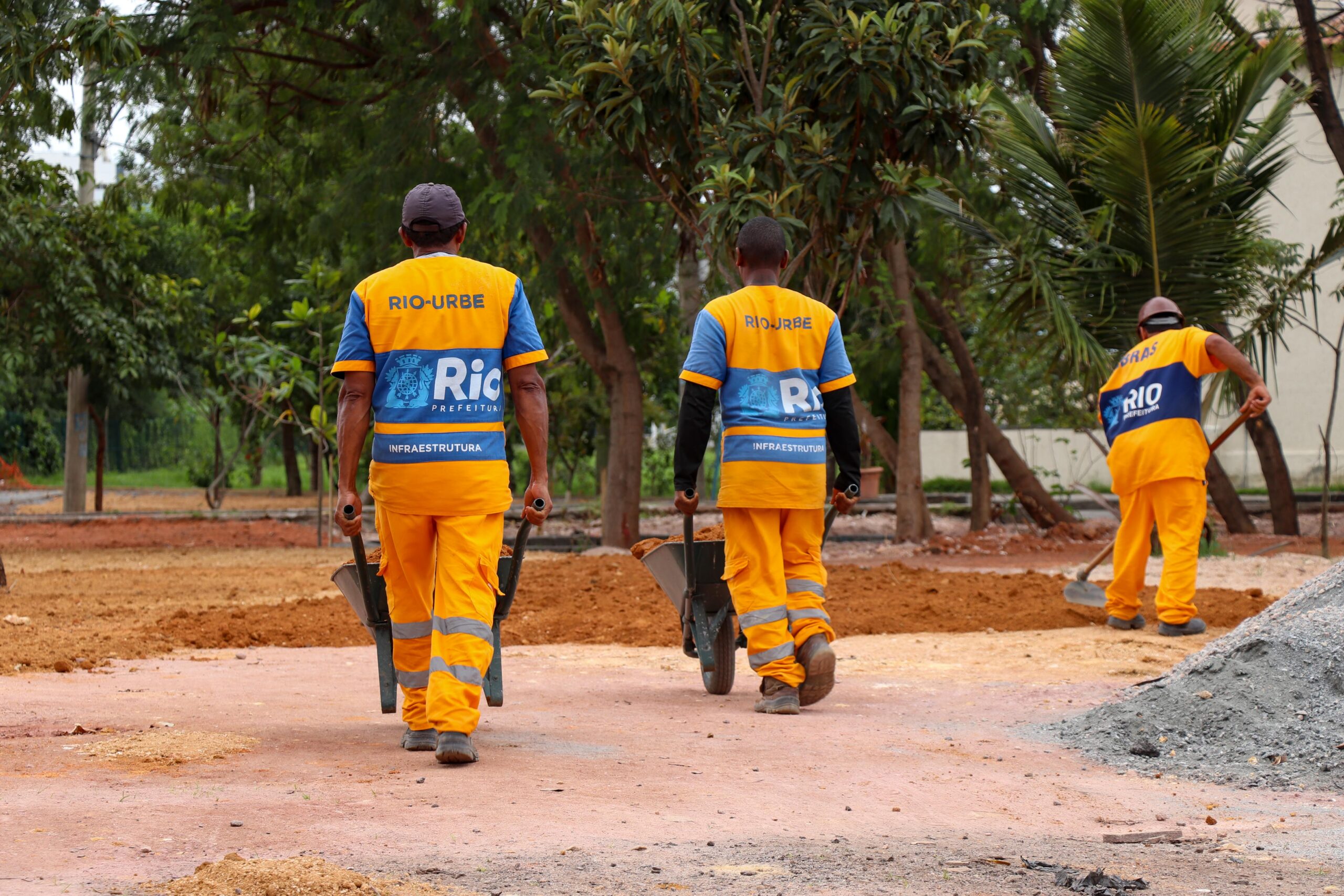 Trabalhadores da Rio-Urbe espalham terra para preparar o solo para receber o concreto. Foto: Alexandre Cerqueira
