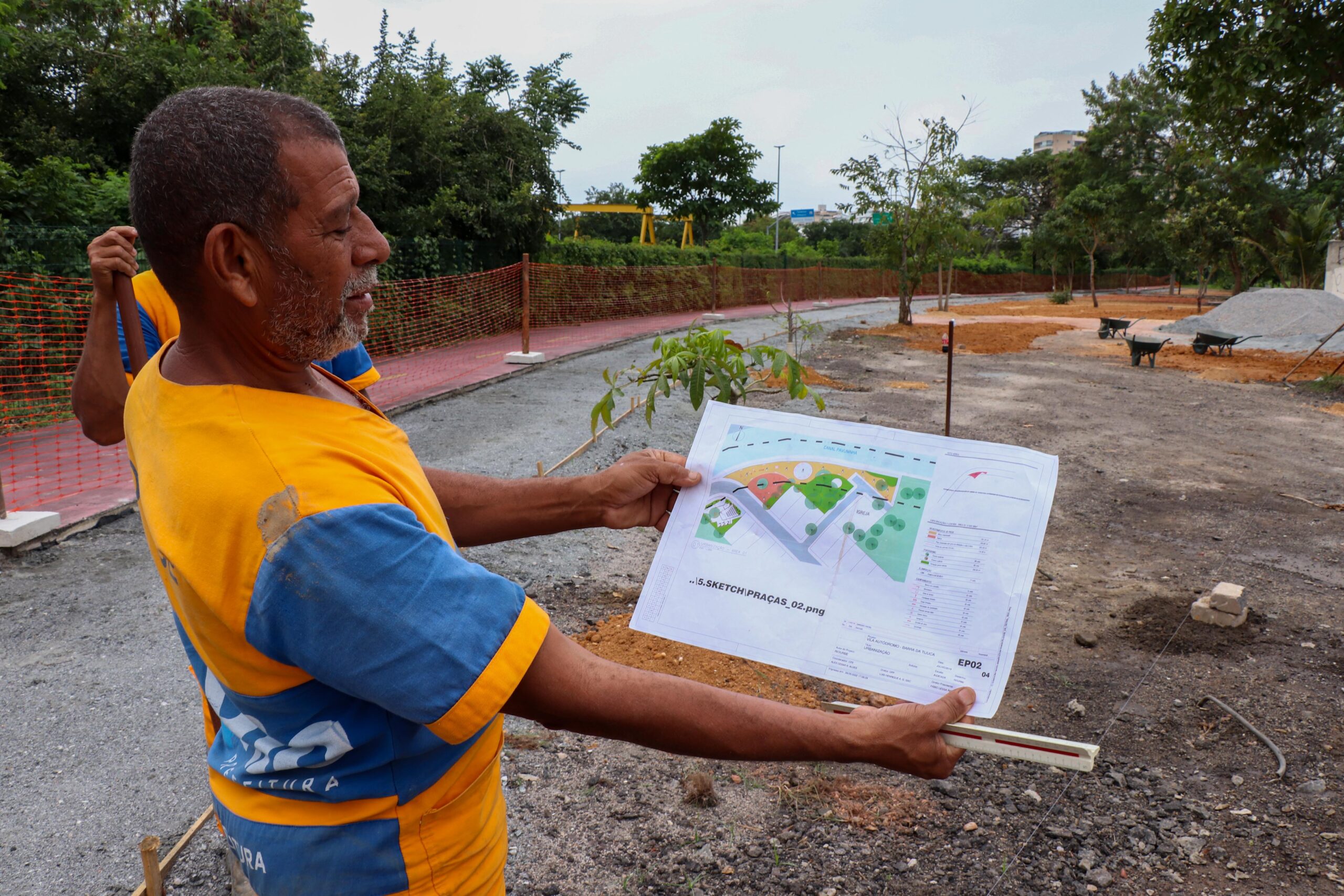 Um chefe de obras da Empresa Municipal de Urbanização mostra a planta do projeto da praça infantil. Foto: Alexandre Cerqueira