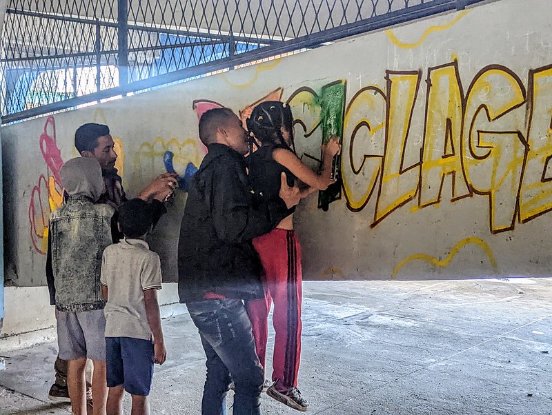 Grafite sendo feito por crianças da comunidade.