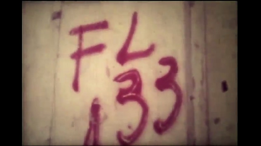 Marcação FL133 na porta de uma casa no Vidigal, indicação de que a casa seria removida, em 1977. Arquivo Pastoral das Favelas