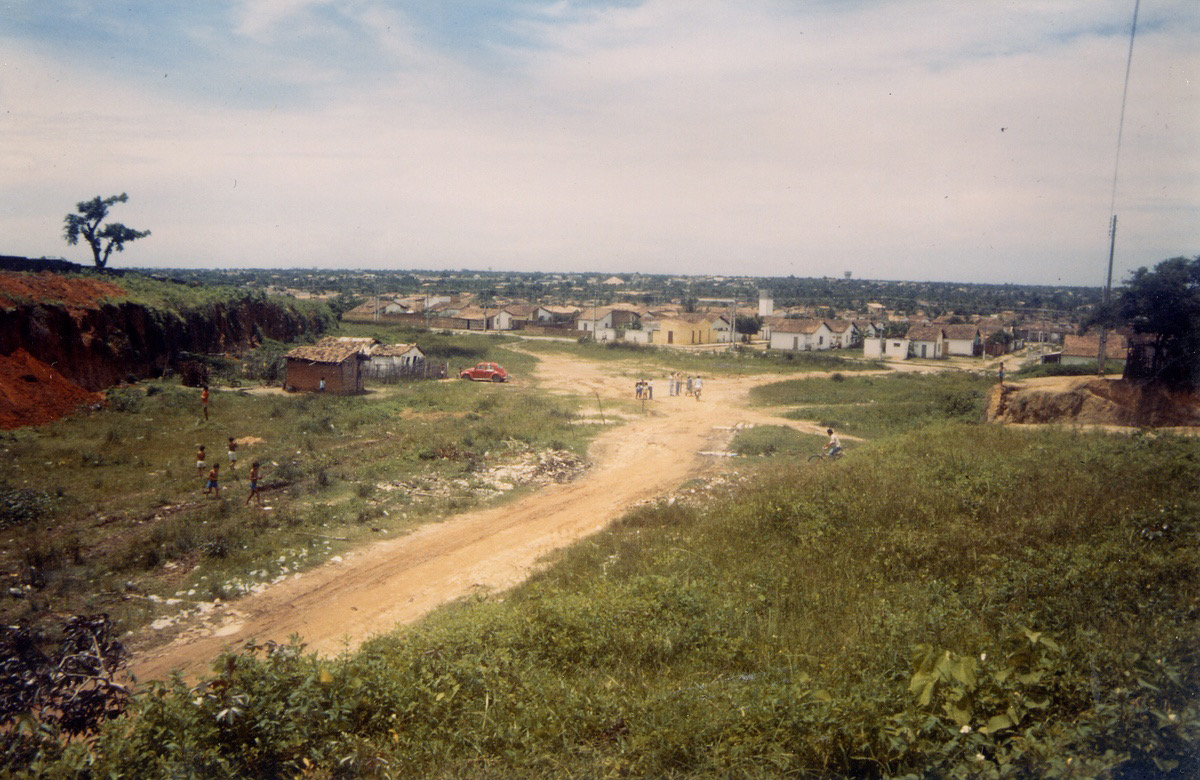Foto 2: Um terreno de um hectare de difícil intervenção por ser alagável, com três barracos e atravessado por pistas. Foto: Y. Cabannes