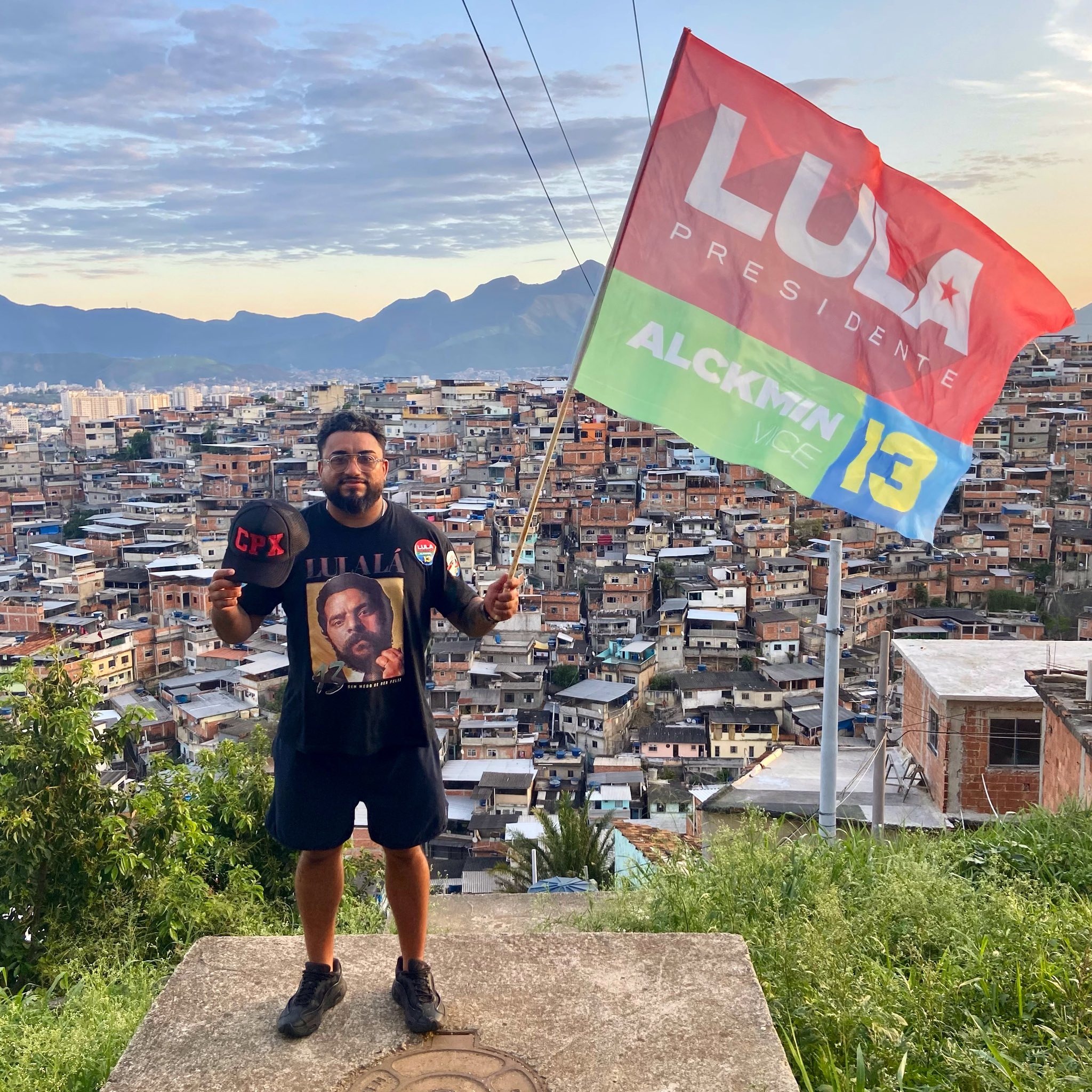 Raull Santiago no Complexo do Alemão com bandeira em apoio ao presidente Lula, após criminalização do boné do CPX. Foto: Reprodução