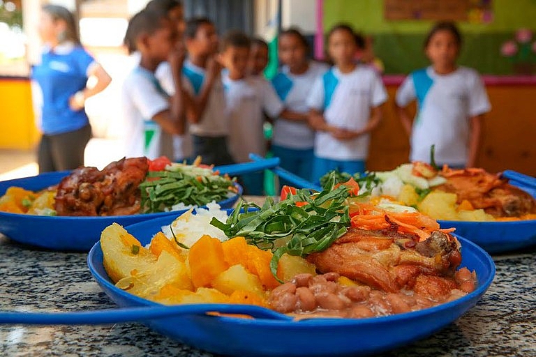 Refeição escolar saudável, diversificada e com quantidade adequada. Agência Brasil