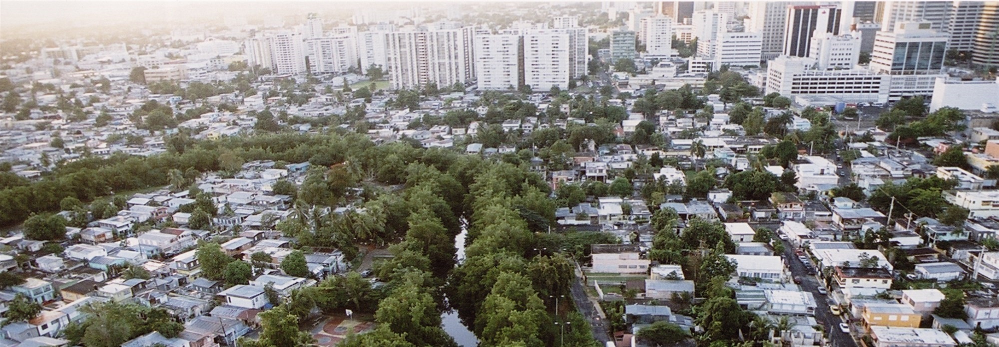 Vista do Caño Martín Peña e o distrito financeiro de Porto Rico.