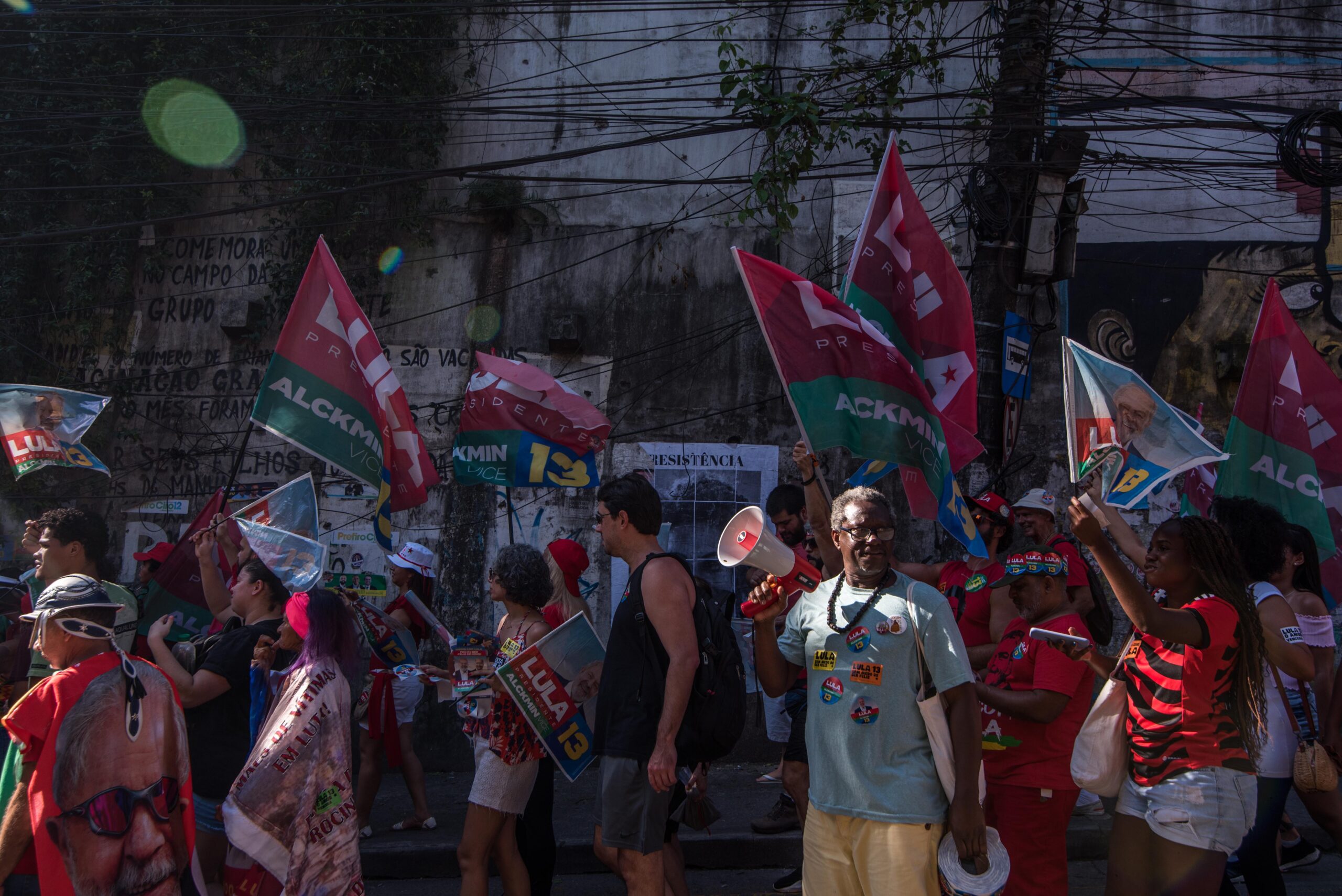 Antônio Firmino, liderança comunitária e um dos fundadores do Museu Sankofa Rocinha, defende a necessidade de virar voto para eleger Lula e preservar a democracia. Foto: Bárbara Dias/RioOnWatch