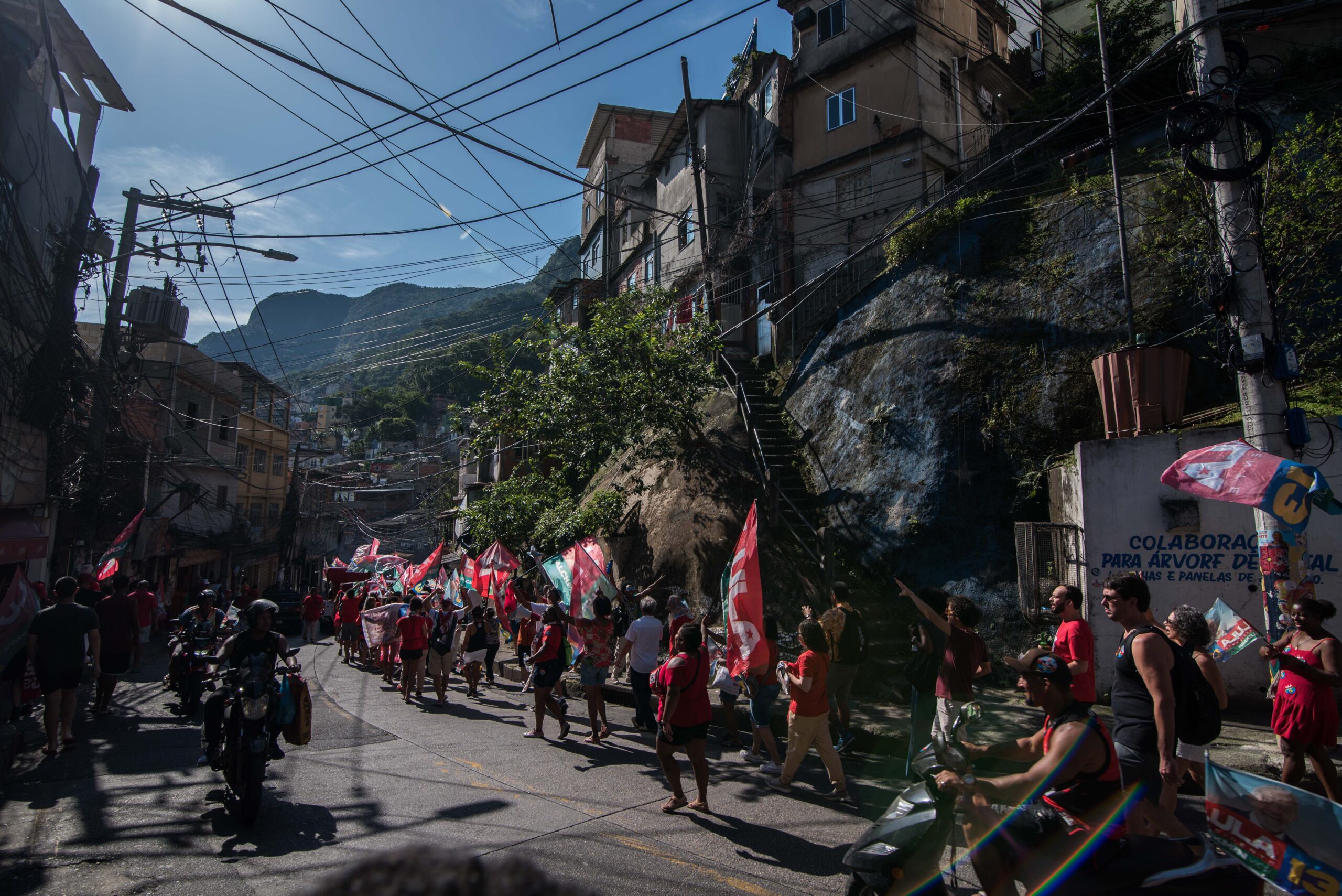 Caminhada Rocinha com Lula toma as ruas em apoio a Lula no segundo turno das eleições 2022. Foto: Bárbara Dias/RioOnWatch