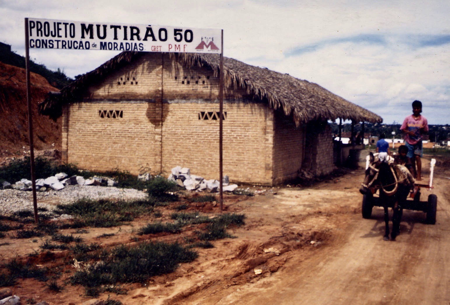 Entrada do Projeto Mutirão 50, em Fortaleza, capital do Ceará, nos anos 1990. Arquivo Yves Cabannes