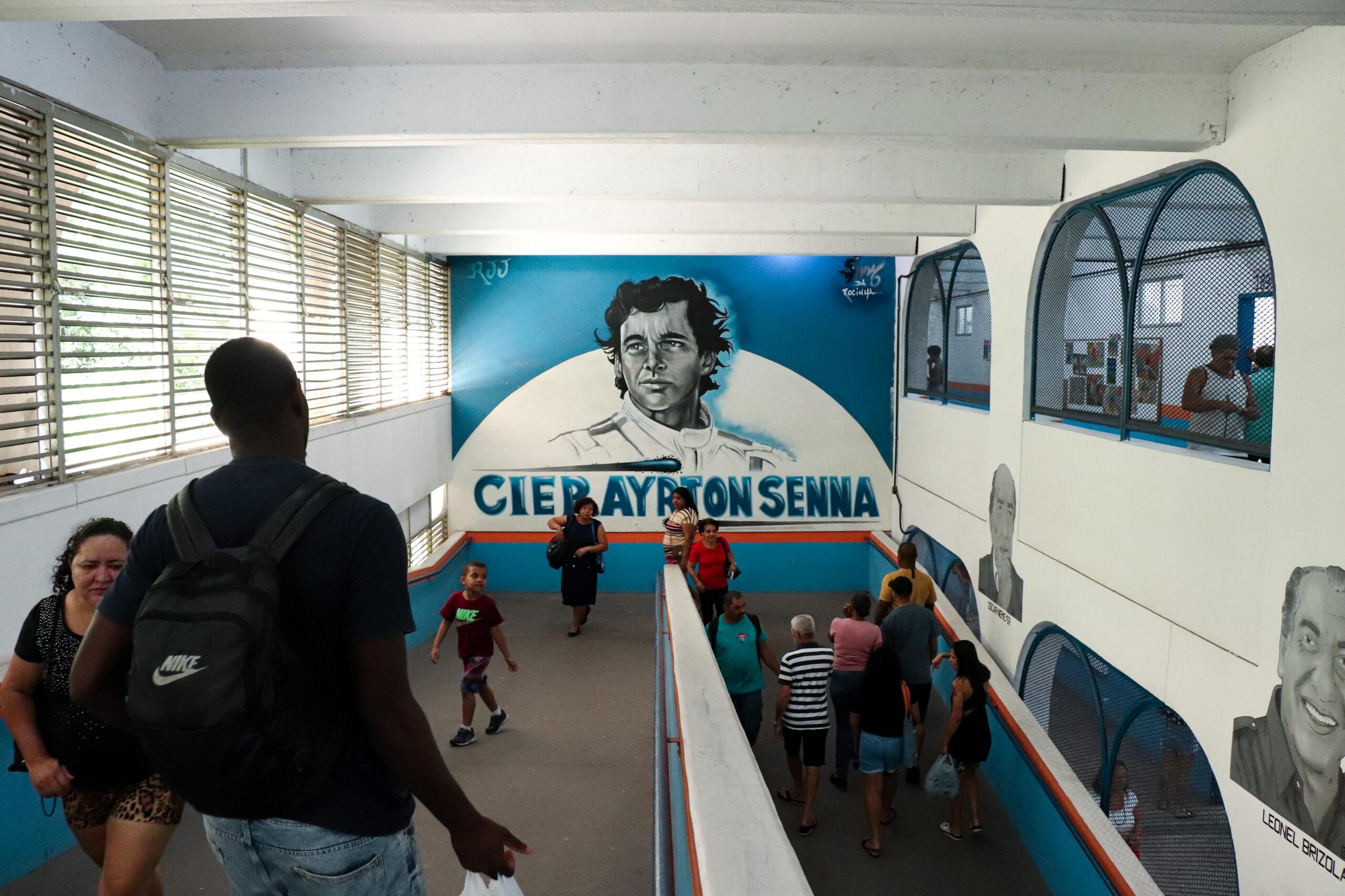 Fluxo de votantes nos três andares do CIEP 303 Ayrton Senna da Silva. Foto: Alexandre Cerqueira/RioOnWatch