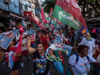 Manifestantes tomam a rua defendendo o legado de Lula nas favelas. Foto: Bárbara Dias/RioOnWatch
