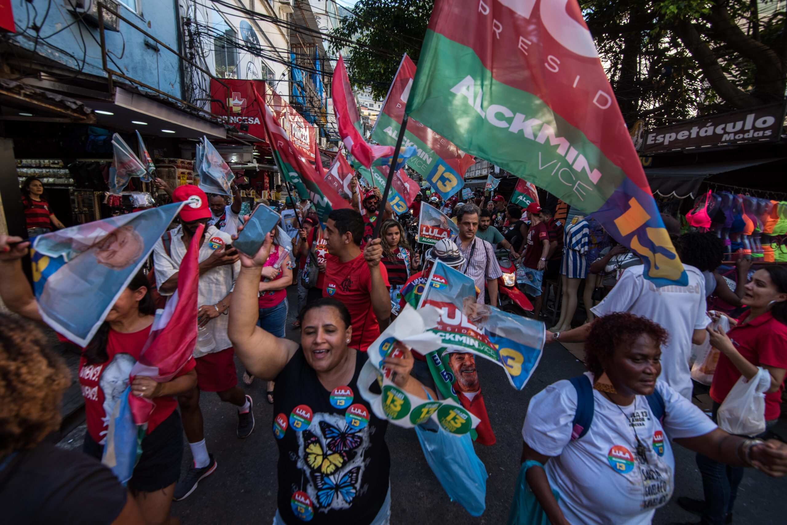 Manifestantes tomam a rua defendendo o legado de Lula nas favelas. Foto: Bárbara Dias/RioOnWatch