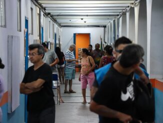 Moradores aguardam pouco tempo para votar no 2º turno das eleições de 2022. Foto: Alexandre Cerqueira/RioOnWatch