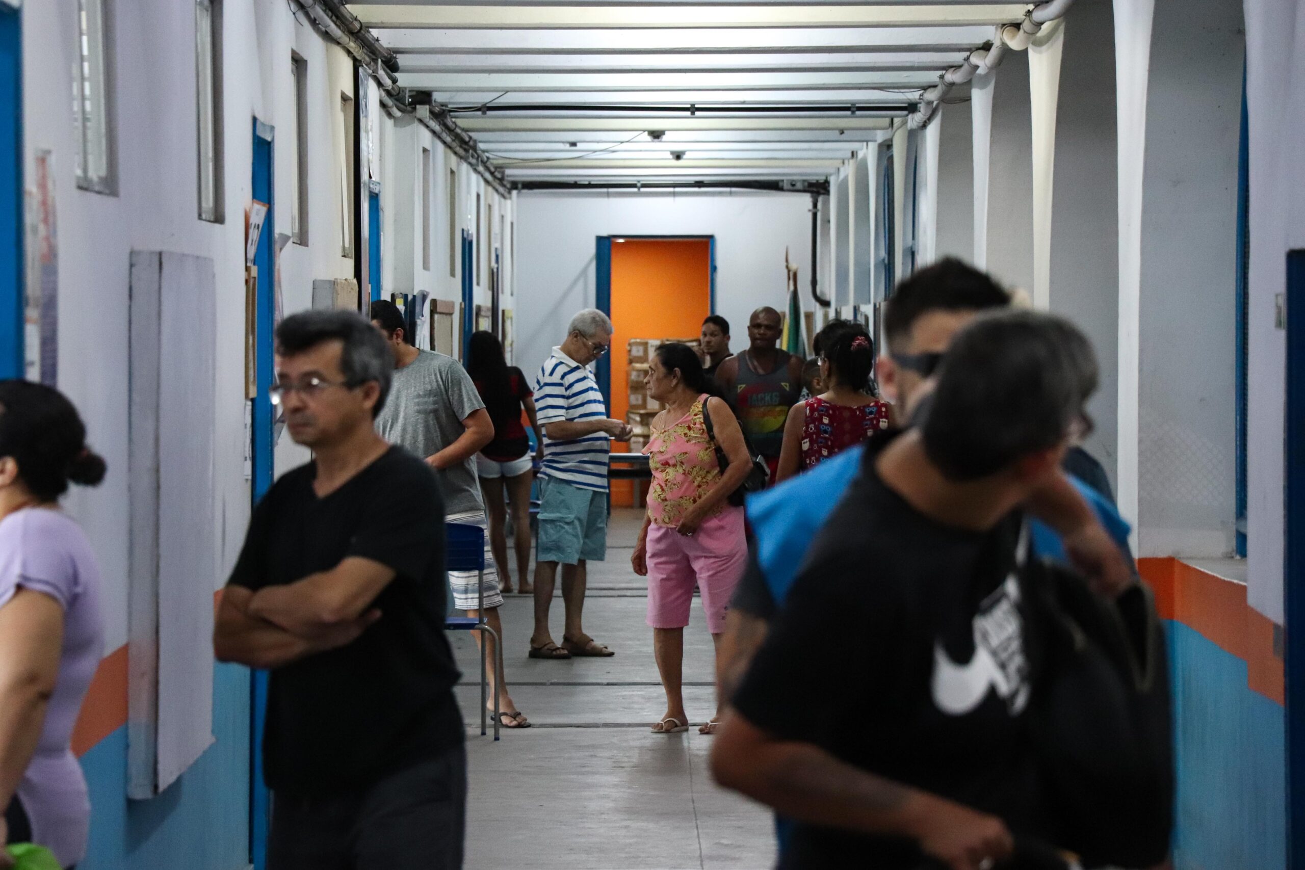 Moradores aguardam pouco tempo para votar no 2º turno das eleições de 2022. Foto: Alexandre Cerqueira/RioOnWatch