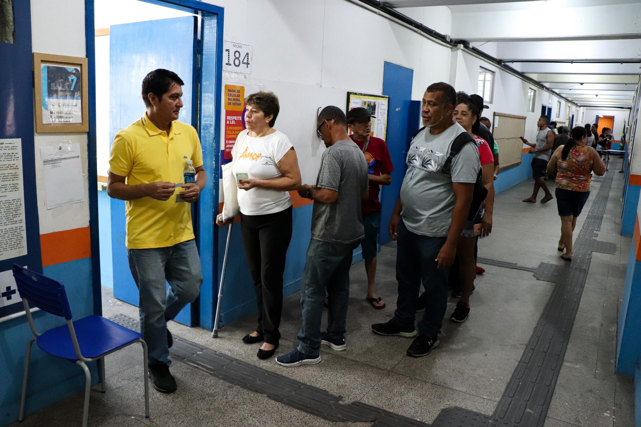 Moradores aguardam pouco tempo para votar no 2º turno das eleições de 2022. Foto: Alexandre Cerqueira/RioOnWatch