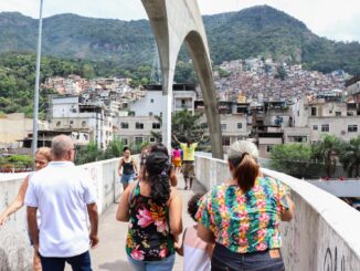 Moradores da Rocinha cruzam a passarela de acesso à favela nodia da votação do segundo turno das eleições 2022. Foto: Alexandre Cerqueira/RioOnWatch