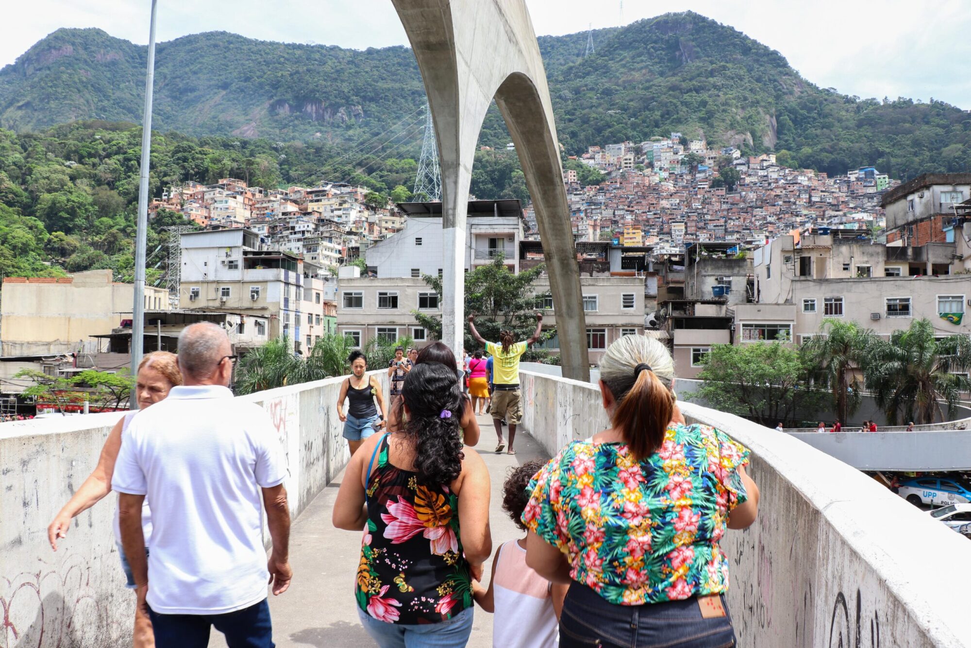 Moradores da Rocinha cruzam a passarela de acesso à favela nodia da votação do segundo turno das eleições 2022. Foto: Alexandre Cerqueira/RioOnWatch