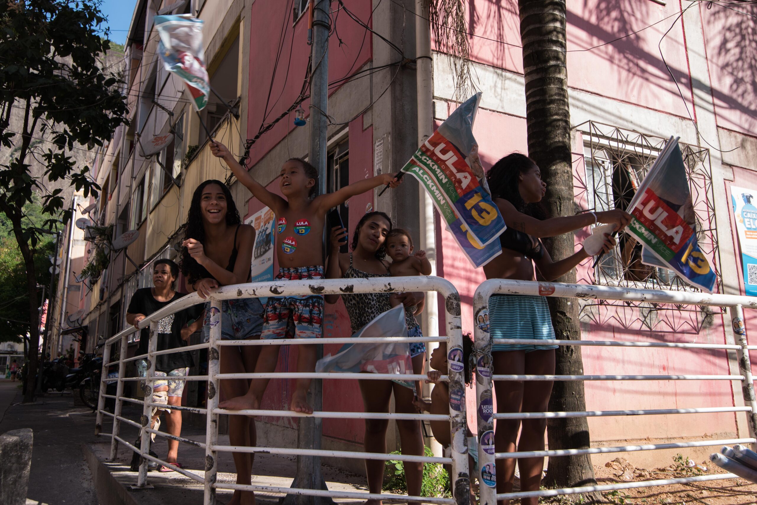 Moradores em frente aos prédios do conjunto habitacional, obra do PAC. Foto: Bárbara Dias/RioOnWatch